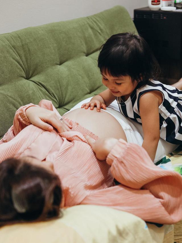 Segera Dikaruniai Anak Kedua, Ini 6 Potret Hangat Chelsea Olivia dan Nastusha