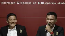 Pemain baru Persija Jakarta, Osvaldo Haay, didampingi Ferry Paulus, saat perkenalan di Kantor Persija, Kuningan, Jakarta, Senin, (10/2/2020). Pemain andalan Timnas Indonesia U-23 itu resmi memperkuat Macan Kemayoran musim depan. (Bola.com/M Iqbal Ichsan)