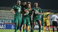 Ze Valente (tengah) disambut rekan-rekannya usai mencetak gol penentu kemenangan via titik putih saat melawan Persikabo 1973 (25/3/2023)  di Stadion Gelora Joko Samudro, Gresik, Sabtu (25/3/2023) malam. (Bola.com/Wahyu Pratama)