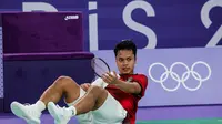 Tunggal putra Indonesia&nbsp;Anthony Sinisuka Ginting saat menghadali wakil Prancis&nbsp;Toma Junior Popov pada laga Grup H cabang olahraga bulu tangkis&nbsp;Olimpiade Paris 2024. Anthony Ginting kalah&nbsp;19-21, 21-17, dan 15-21&nbsp;di&nbsp;Porte de la Chapelle Arena, Rabu (31/7). (foto: PBSI/Badmintonphoto/Yohan Nonotte)