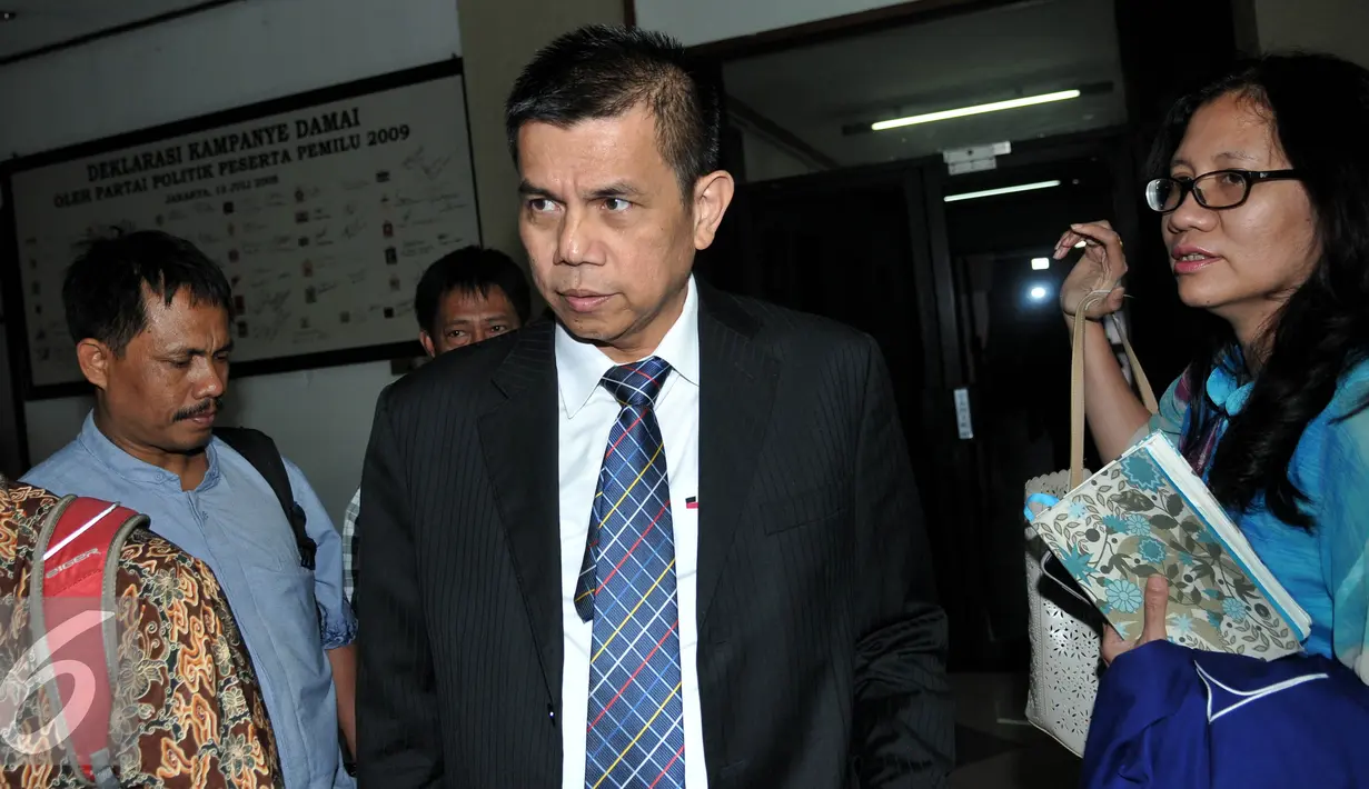Sekjen Partai Demokrat, Hinca Panjaitan usai melakukan pertemuan dengan Komisioner KPU, Jakarta, Selasa (1/9/2015).  Kedatangan mereka terkait penolakan KPU Surabaya atas calon Walikota yang mereka usung. (Liputan6.com/Johan Tallo)