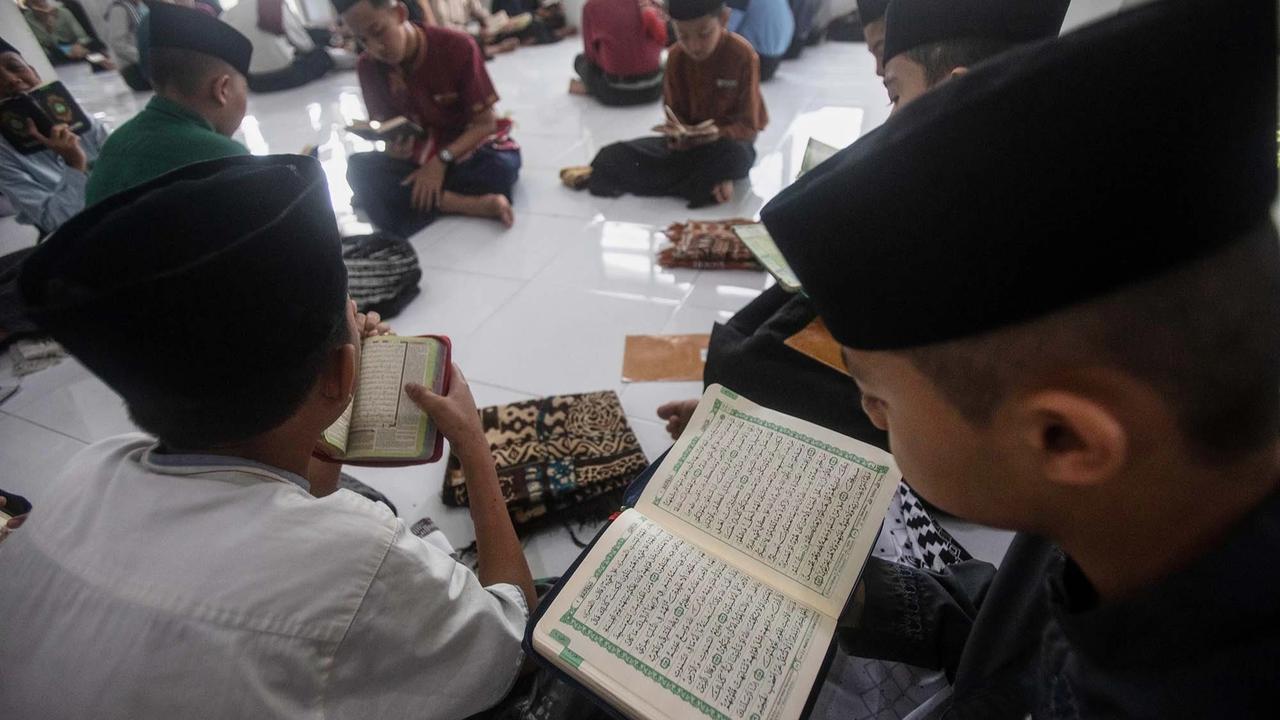 FOTO: Ribuan Santri Gelar Tadarus Lingkaran di Bulan Ramadan