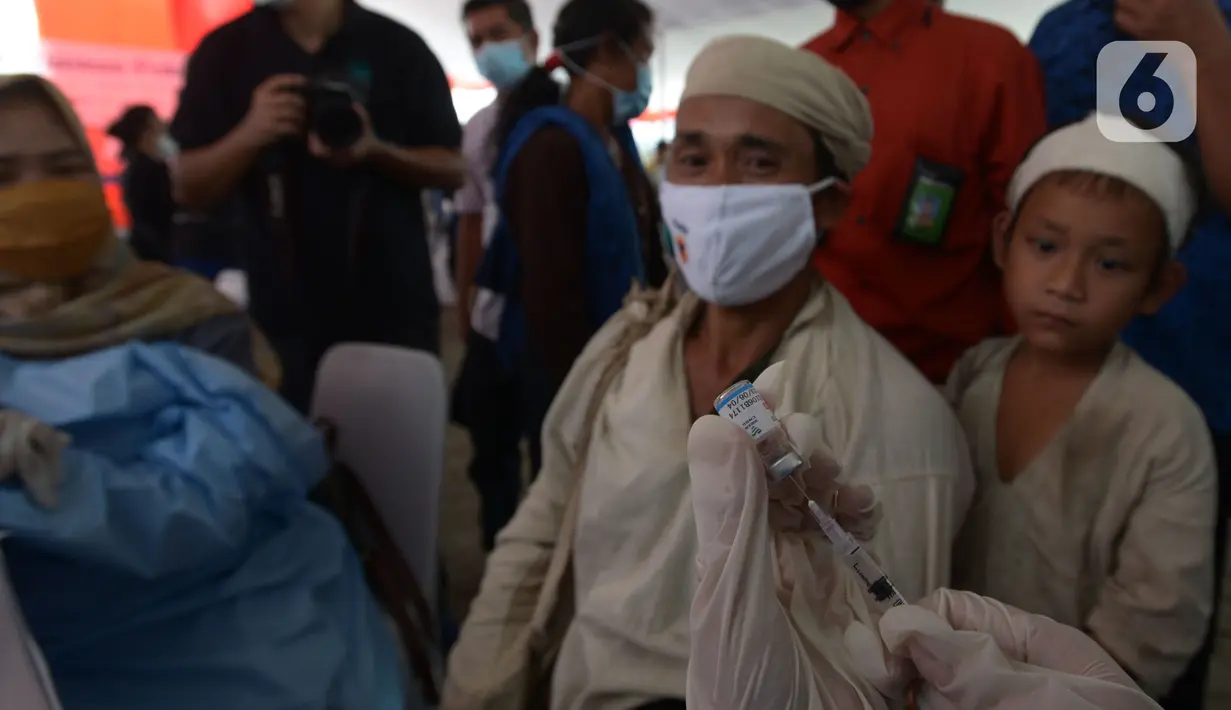 Tim medis memberikan vaksin Covid-19 kepada seorang masyarakat Baduy di Desa Kanekes, Ciboleger, Kabupaten Lebak, Banten Kamis (14/10/2021). Tujuan vaksinasi Covid-19 untuk mempercepat kekebalan komunal (Herd imunity) mencegah penyebaran virus corona. (merdeka.com/Imam Buhori)