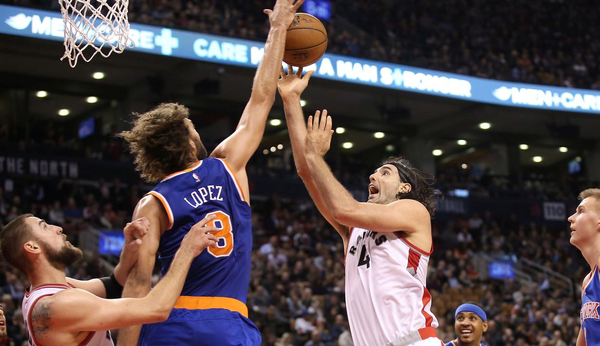 Pebasket Toronto Raptors Luis Scola (4) melakukan shooting saat di block pebasket New York Knicks Robin Lopez (8) di Air Canada Centre, Toronto, Rabu(11/11/2015) WIB. Knicks kalahkan Raptors 111-109. (Mandatory Credit: Tom Szczerbowski-USA TODAY Sports)