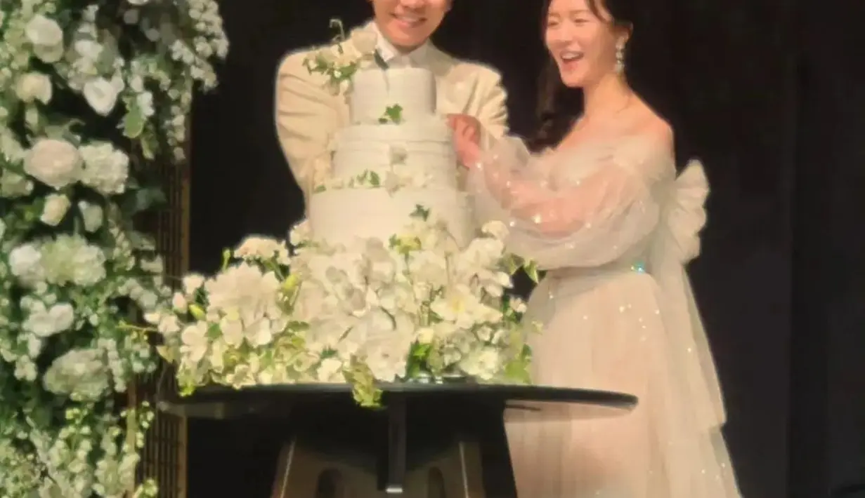 Lee Da In cantik berbalut off-the-shoulder dress semi sheer. Detail dress ini cantik dengan pita di bagian punggung dan disempurnakan tatanan rambut, makeup, serta aksesori yang pas dengan keseluruhan penampilannya. Foto: Instagram.