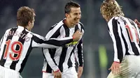 Juventus&#039; forward Alessandro Del Piero (C) celebrates after scoring with teammates Domenico Criscito (L) and Pavel Nedved during their Serie A match at Olympic stadium in Turin, 25 November 2007. Juventus won the game 5-0. AFP PHOTO / GIUSEPPE CACACE