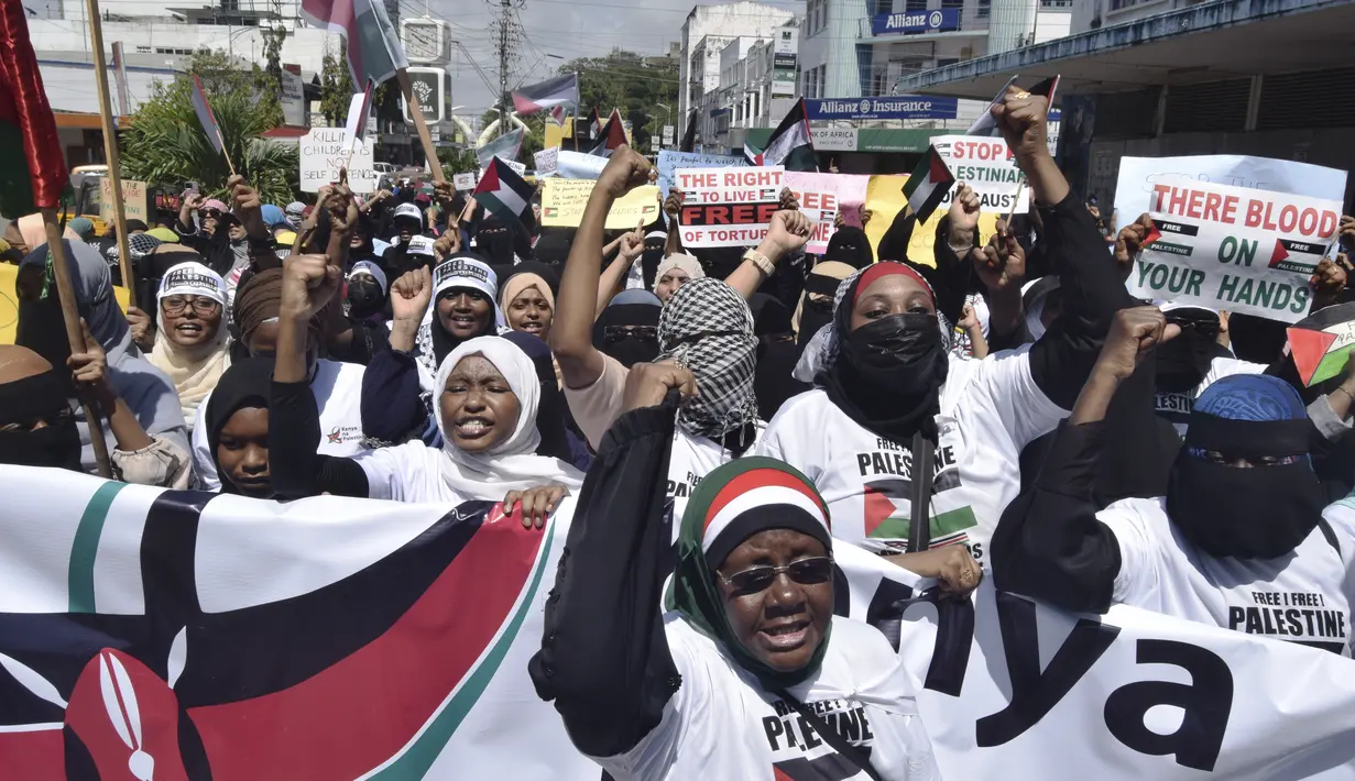 Orang-orang memegang spanduk dan bendera saat mereka berkumpul untuk berdemonstrasi dalam unjuk rasa pro-Palestina di Mombasa, Kenya, Sabtu 21 Oktober 2023. (AP Photo/Gideon Maundu)
