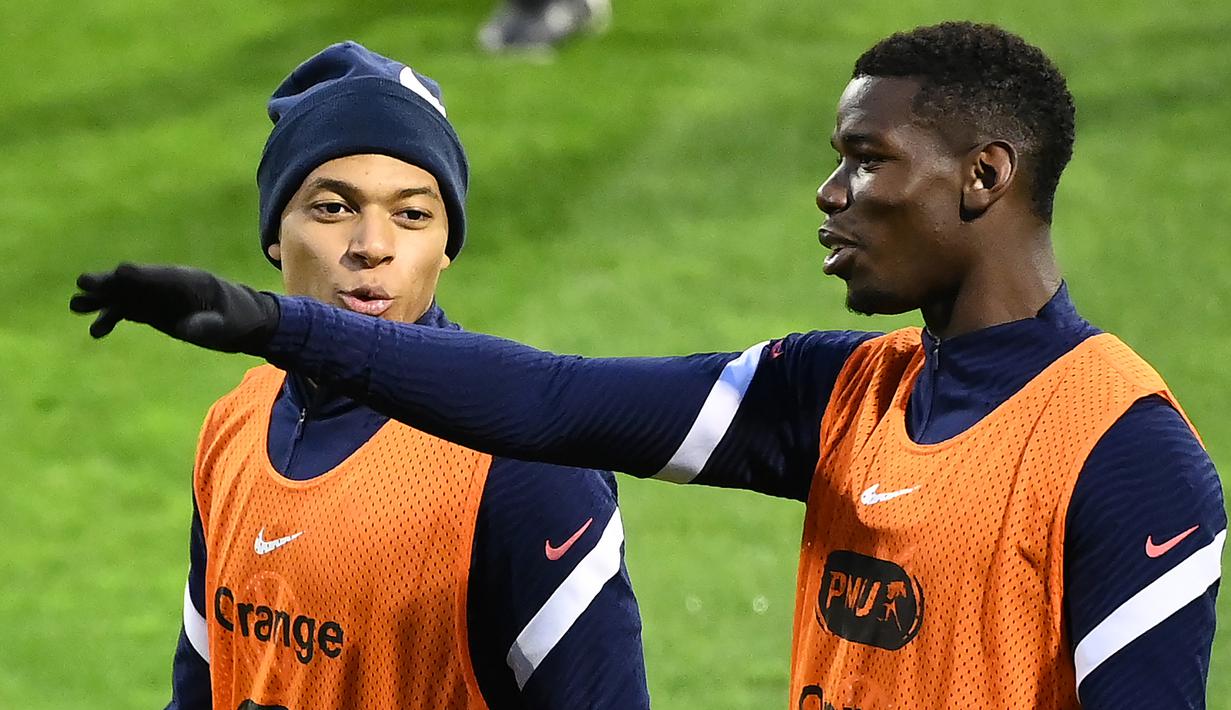 Pemain Prancis, Paul Pogba, dan Kylian Mbappe, saat mengikuti latihan jelang laga lanjutan UEFA Nations League 2020/2021 di Stadion Maksimir, Kroasia, Rabu (14/10/2020). Prancis akan menghadapi Kroasia. (AFP/Franck Fife)