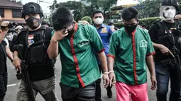 Tersangka dihadirkan dalam rilis pengungkapan ladang ganja di Mapolres Jakarta Barat, Selasa (9/3/2021). Pengungkapan ladang ganja seluas 12 hektare di pegunungan Desa Banjar Lancat, Sumatera Utara merupakan hasil pengembangan dari penangkapan bandar di beberapa kota. (merdeka.com/Iqbal S Nugroho)