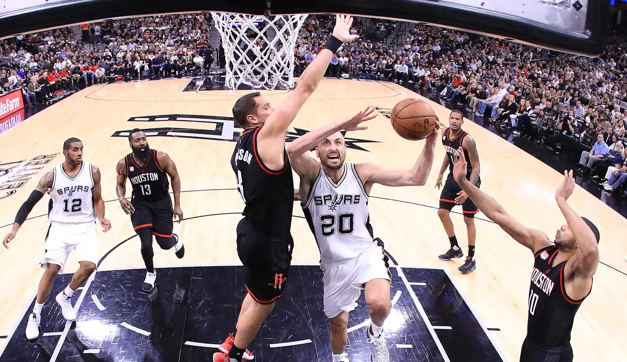 Pemain Spurs, Manu Ginobili berusaha memasukan bola ke ring di gim kelima semifinal wilayah barat Playoffs NBA 2017 di AT&T Center, San Antonio, Texas (9/5). Spurs mengalahkan Rockets 110-107 lewat overtime. (Ronald Martinez/Getty Images/AFP)