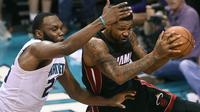 Forward Miami Heat, Udonis Haslem (kanan) dan center Charlotte Hornets, Al Jefferson, memperebutkan bola pada pertandingan playoff NBA di Time Warner Cable Arena, Jumat (29/4/2016) malam waktu setempat. (Reuters/Sam Sharpe-USA TODAY)