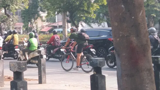 Pesepeda di jakarta harus bersaing dengan pengendara kendaraan bermotor lainnya.