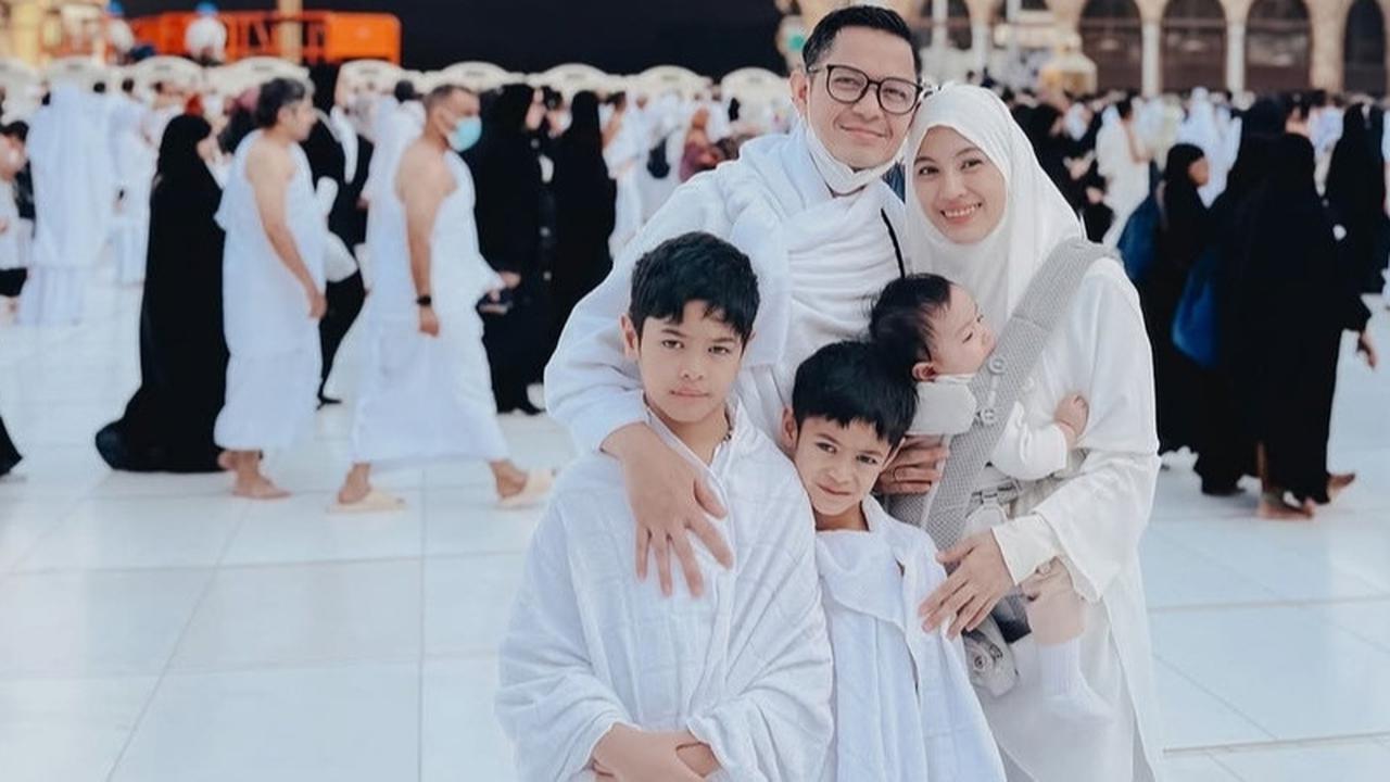 Potret Alyssa Soebandono & Dude Harlino Umrah Bareng Anak-anak, Si Bungsu Lucu Menggemaskan Curi Perhatian
