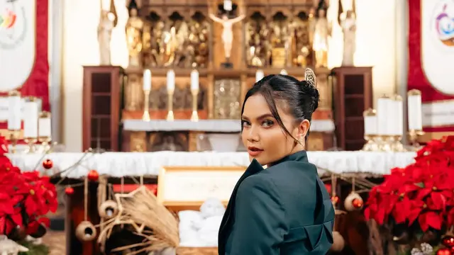 Berbalut Beskap, Suara Merdu Citra Scholastika Bikin Suasana Magis Misa Malam Natal di Gereja Katedral Jakarta