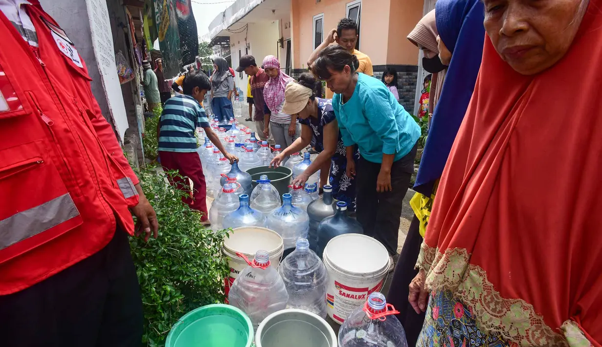 Warga terdampak kekeringan mendapatkan bantuan air bersih yang disalurkan PMI di Rawa Geni, Cipayung, Kota Depok, Rabu, 2 September 2026. (KLY/ Arie Basuki).