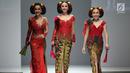 Julia Perez bersama Ayu Ting Ting dan Zaskia Gotik saat menjadi model dalam pagelaran busana Anne Avantie di JFW 2016. (Liputan6.com/Herman Zakharia)