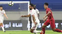 Pemain Timnas Indonesia, Hanif Sjahbandi, saat melakukan penjagaan terhadap striker UEA, Ali Mabkhout, di Stadion Al Maktoum, Dubai (10/10/2019). (AFP/Karim Sahib)