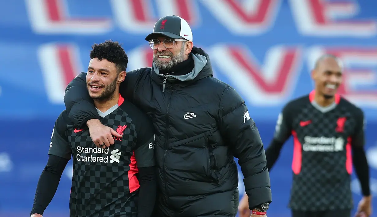 Pelatih Liverpool, Jurgen Klopp, bersama Alex Oxlade-Chamberlain merayakan kemenangan atas Crystal Palace pada laga lanjutan Liga Inggris di Selhurst Park Stadium, Sabtu (19/12/2020) malam WIB. Liverpool menang 7-0 atas Crystal Palace. (AFP/Clive Rose/pool)