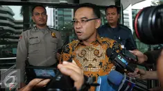 Anggota DPR, Teguh Juwarno memberi keterangan kepada awak media usai menjalani pemekrisaan di gedung KPK, Jakarta, Rabu (14/12). Teguh Juwarno diperiksa terkait kasus dugaan korupsi proyek pengadaan e-KTP tahun 2011-2012. (Liputan.com6/Helmi Affandi)