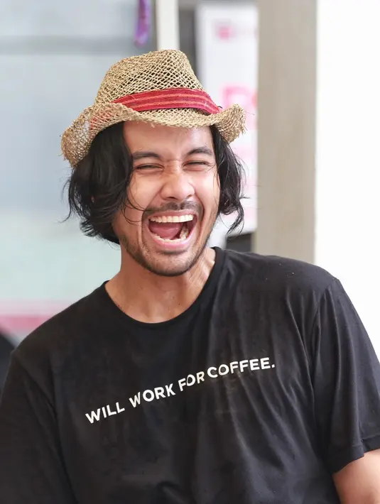 "Kita kemarin sempat ngobrol sama barista di sana. Setelah menonton Filosofi Kopi ternyata ada impact yang bagus. Sekarang profesi barista jauh meningkat, di sana bahkan sudah ada 500 barista," kata Chicco Jerikho.  (Adrian Putra/Bintang.com)