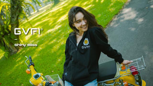 Yasmin saat mengenakan produk clothing GVFI