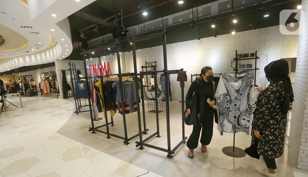 Pengunjung melintas di AEON MALL Tanjung Barat, Jakarta (20/05/2022). Pusat perbelanjaan yang memiliki South Gate Sky Garden juga menyediakan sesi Digital Illumination setiap hari di area outdoor.  (Liputan6.com/Fery Pradolo)