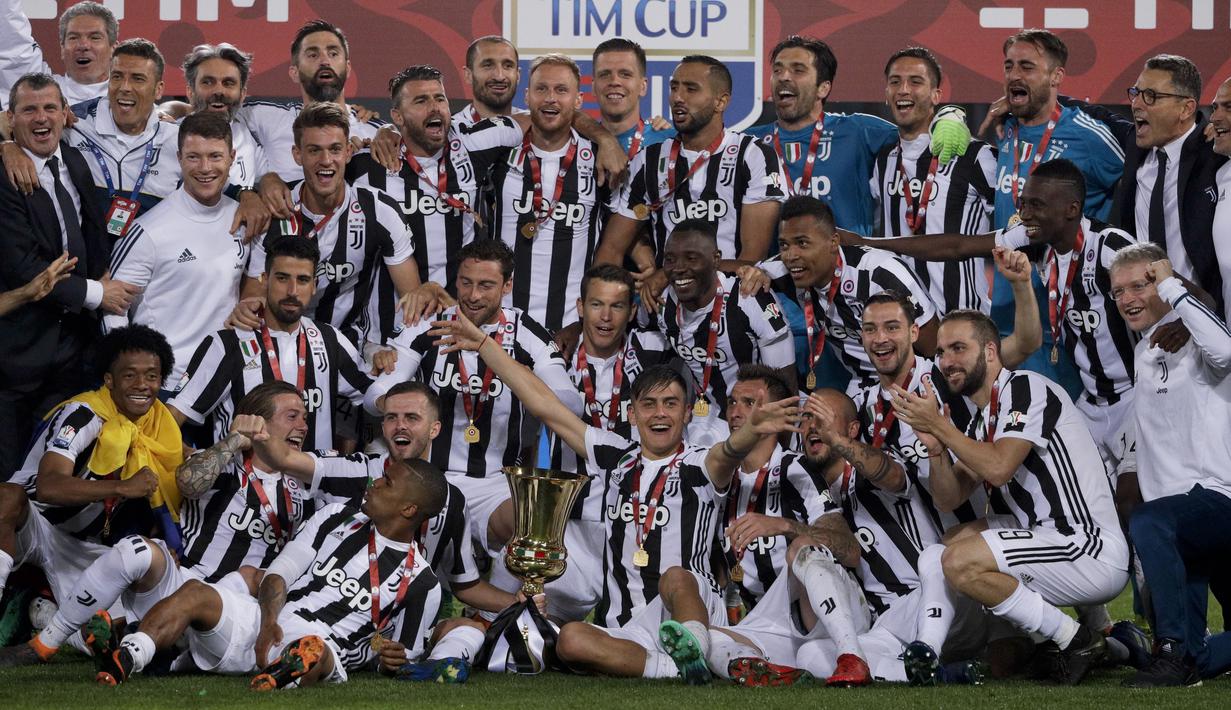 Para pemain Juventus merayakan keberhasilan meraih trofi Coppa Italia usai kalahkan AC Milan pada laga final di Rome Olympic stadium, (9/5/2018). Juventus menang 4-0. (AP/Gregorio Borgia)