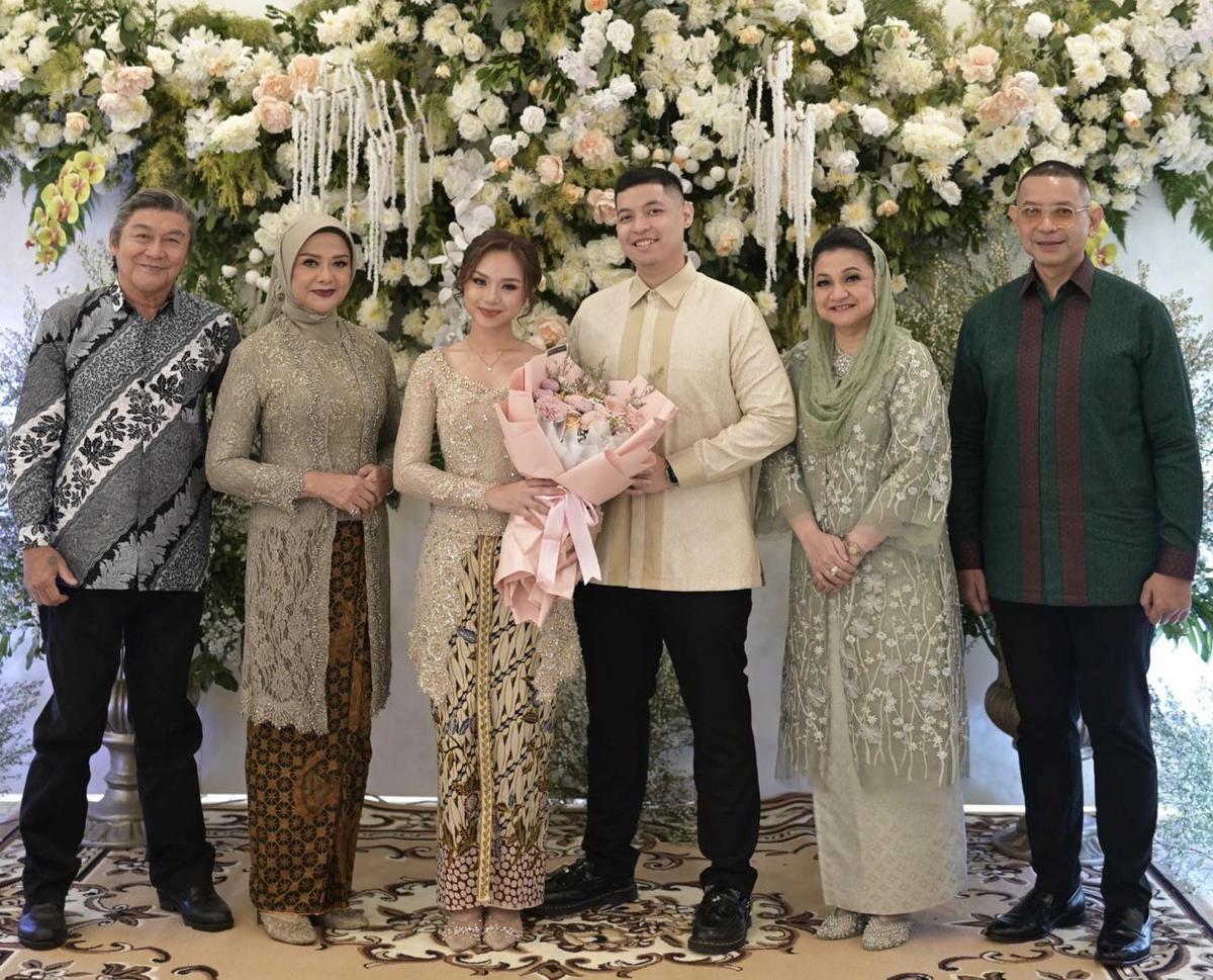 7 Potret Betharia Sonata dan Willy Dozan Tampil Akur - Kompak di Pertunangan Anak