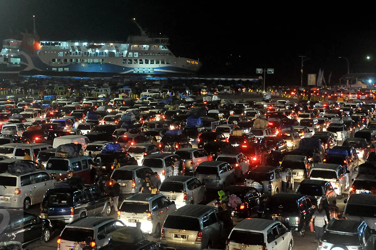 20150715-H-2, Pemudik Mobil Mulai Padati Pelabuhan Merak-Banten 1