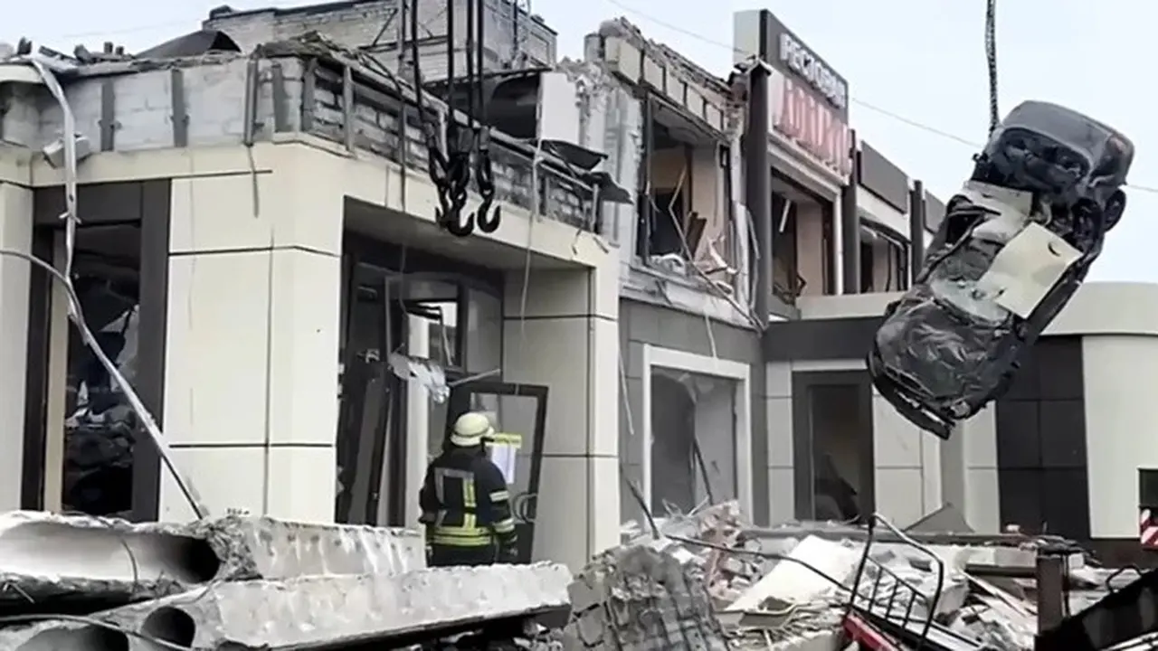 Staf Kementerian Darurat Rusia bekerja di samping toko roti yang runtuh, yang menurut pejabat Rusia di Luhansk dilakukan oleh Pasukan Ukraina, di Lysychansk, wilayah Luhansk yang dikuasai Rusia.