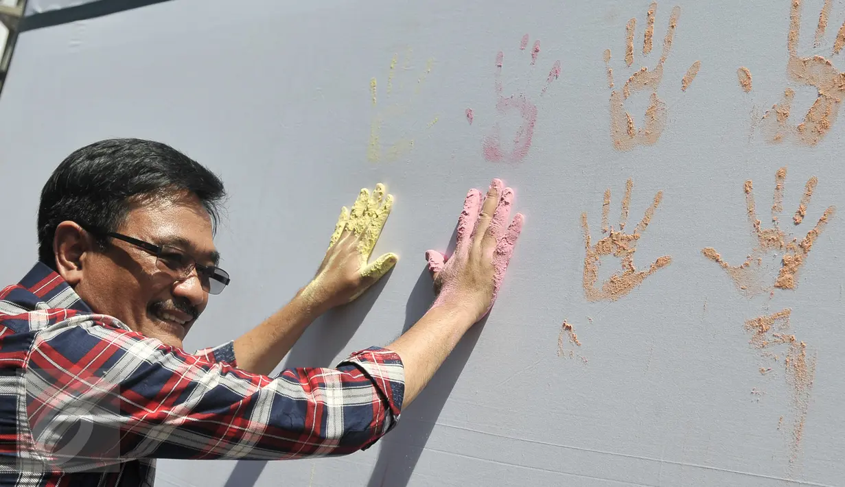 Cawagub DKI Jakarta Djarot Saiful Hidayat memberikan cap telapak tangan sebagai simbol komitmen deklarasi kampanye damai Pilgub 2017, Jakarta, Sabtu (29/10). (Liputan6.com/Yoppy Renato)