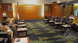  Suasana pertemuan antara pimpinan MPR RI dengan panitia World Congress di  Ruang Delegasi  Parlemen RI, Jakarta, Senin (16/02/2015). (Liputan6.com/Andrian M Tunay)