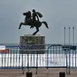 Patung Alexander The Great di Thessaloniki. (AFP/Sakis Mitrolidis)