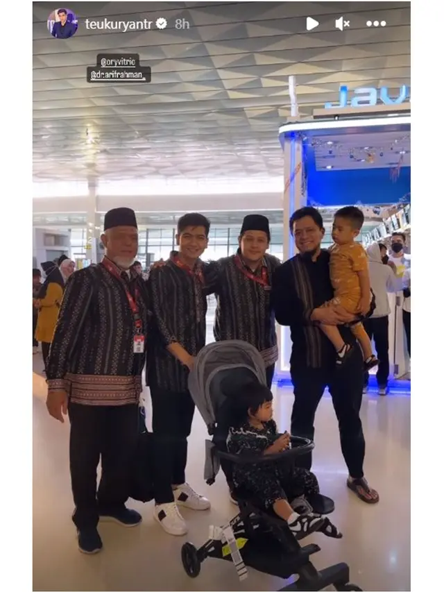 6 Momen Ria Ricis dan Teuku Ryan Berangkat Umrah Bareng, Belum Tampak Berinteraksi