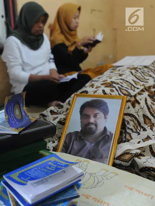 Keluarga berdoa di samping mendiang Zulfikar Ali  di Desa Ciangka, Ciampe, Bogor (2/6).  Zulfikar Ali  akan dimakamkan sore ini di samping rumah istrinya di Bogor karena menunggu kedatangan ibu dan anaknya dari Pakistan. (Merdeka.com/Arie Basuki)