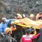 Proses evakuasi korban tanah longsor di Lumajang (Istimewa)
