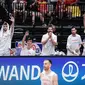 Sejumlah pebasket Spanyol melakukan selebrasi setelah Victor Claver (bawah) mencetak tripoin pada laga Grup G Piala Dunia FIBA 2023 menghadapi Pantai Gading di Indonesia Arena, Senayan, Jakarta, Sabtu (26/08/2023). (Bola.com/Bagaskara Lazuardi)