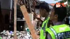 Abdul Wahab dan anaknya dibawa ke rumah sakit usai meledaknya tabung gas 12 kilogram. Warga Kecamatan Kedopok, Probolinggo, Jatim, menderita luka bakar cukup parah.