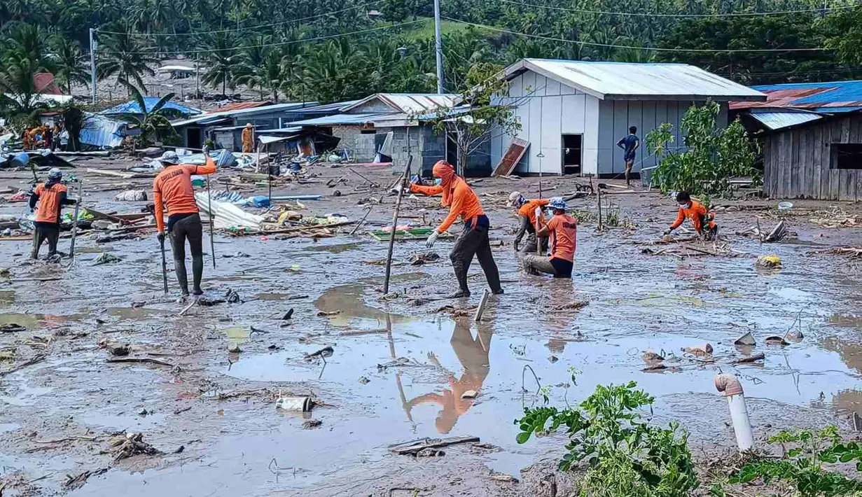 Tim penyelamat mencari korban yang hilang dalam tanah longsor setelah Badai Tropis Nalgae menghantam Barangay Kusiong, Datu Odin Sinsuat, Provinsi Maguindanao, Filipina Selatan, Senin (31/10/2022). Korban hilang ini diketahui terkubur dalam tanah longsor yang dipenuhi batu besar. (Philippine Coast Guard via AP)