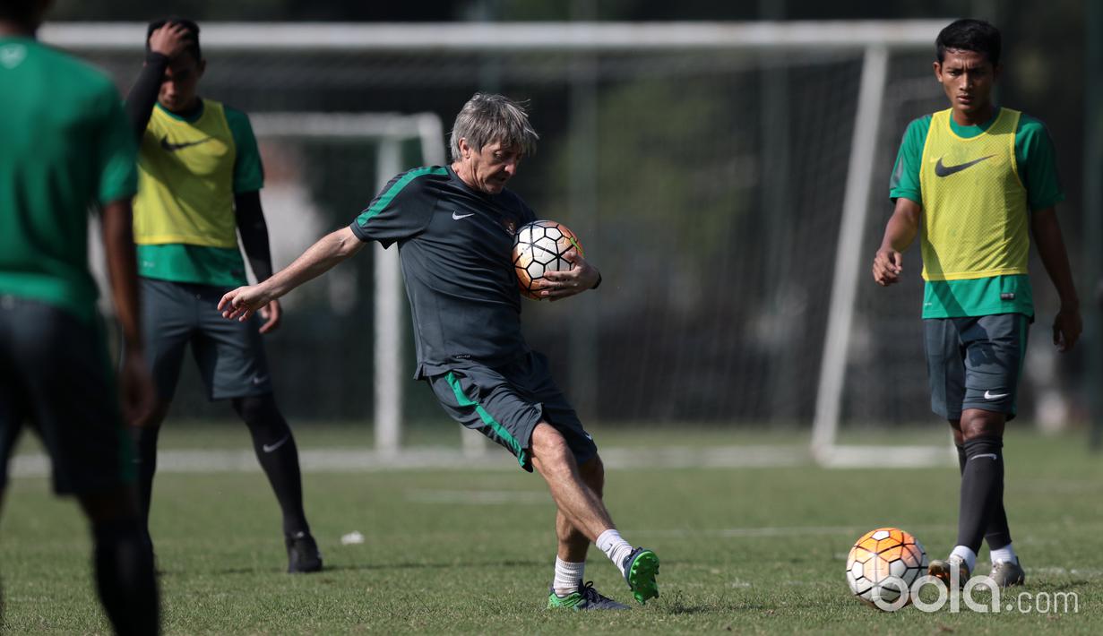 Asisten pelatih Timnas U-22, Miguel Gandia memberikan petunjuk pada sesi latihan di Lapangan SPH, Karawaci, Jumat (17/3/2017). Timnas U-22 berlatih guna melawan Myanmar pada laga persahabatan 21 Maret 2017. (Bola.com/Nicklas Hanoatubun)