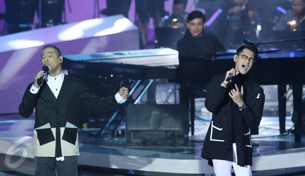 Penyanyi Marcell bersama Afgan berkolaborasi dengan musisi Yovie Widianto saat konser “Beranda Cinta Yovie & His Friends”, di Studio 6 Emtek City, Jakarta, Rabu (3/5). (Liputan6.com/Herman Zakharia)