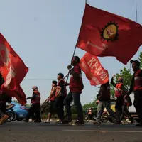 Pernahkan kamu yang bekerja kantoran, menganggap dirimu lebih keren dari kuli proyek? Percayalah, derajat kalian sama di mata undang-undang