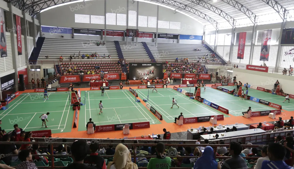 Suasana Audisi Umum Beasiswa Bulutangkis PB Djarum di GOR Sritex, Solo, Minggu (10/4/2016). (Bola.com/Arief Bagus)