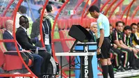 Teknologi Video Assistant Referee (VAR) diuji dalam turnamen Piala Konfederasi 2017. (AFP / FRANCK FIFE)
