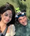 Lewat foto selfie ini, Aurelie Moeremans akhirnya membeberkan hubungan asmaranya dengan dokter ganteng Tyler Bigenho. Diambil dari atas, Aurelie pamer kecantikannya dengan dress kuning kecokelatan yang manis, sedangkan Tyler tampil kasual dengan hoodie hijau dan topi gemasnya. [Foto: Instagram/aurelie]