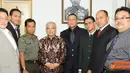 Citizen6, Jakarta: Perwira tersebut adalah Kolonel Laut Ivan Sulivan.Penyerahan tersebut dilakukan di kantor perwakilan Kunshin Ryu di komplek perkantoran Hayam Wuruk, Jakarta Pusat, Rabu (3/8). (Pengirim: Badarudin Bakri)