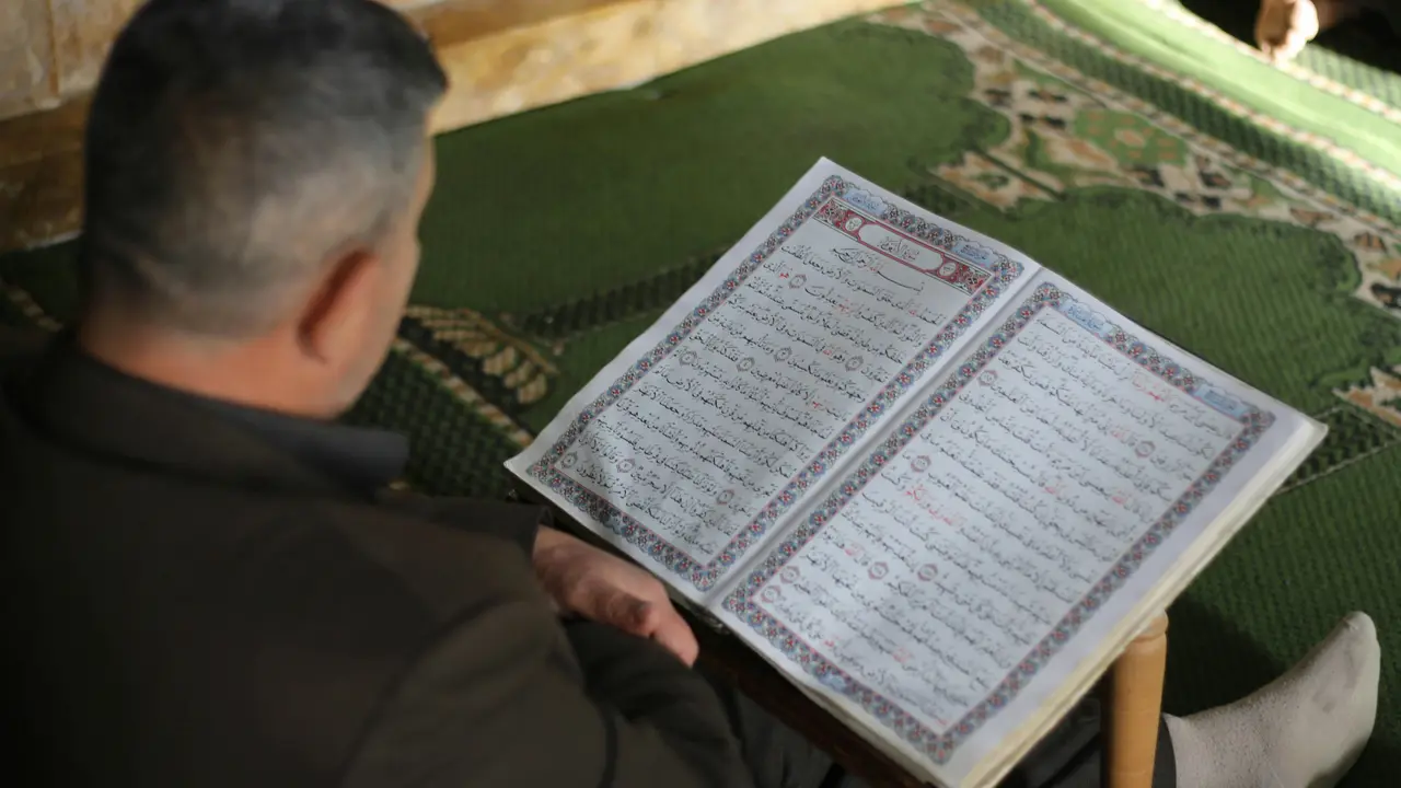 Ilustrasi Islami, muslim, membaca Al-Qur'an