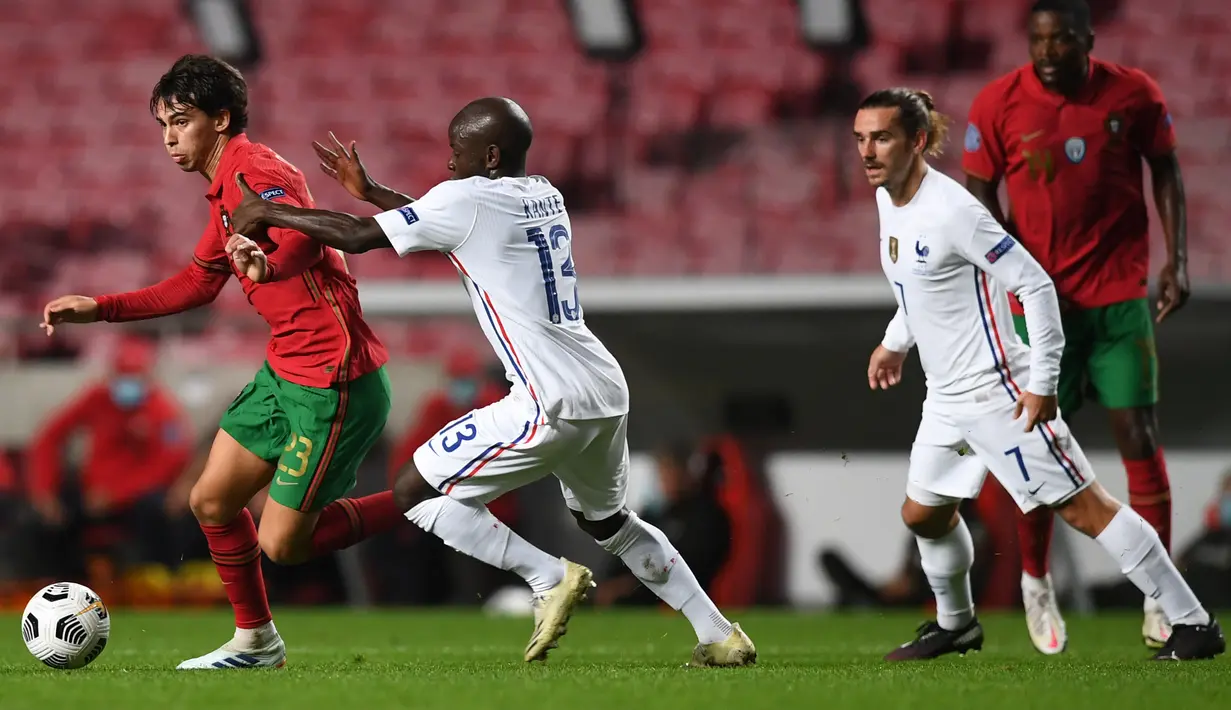 Penyerang Portugal Joao Felix (kiri) bersaing dengan gelandang Prancis N'Golo Kante pada babak penyisihan Liga A Grup 3 UEFA Nations League di Estadio da Luz, Lisbon, Minggu (15/11/2020) dinihari WIB. Prancis lolos ke semifinal usai mengalahkan tim kandang Portugal 1-0 (PATRICIA DE MELO MOREIRA/AFP)