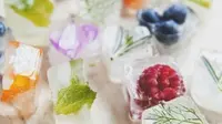 Coba buat es batu yang tak biasa dengan menambahkan buah-buahan, bunga-bunga dan daun-daunan segar. (Foto: www.dille-kamille.nl/nl/inspiratie)