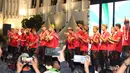 Sejumlah pemain Timnas Indonesia memakai blangkon khas Jawa Timur saat menyapa masyarakat Surabaya dan sekitarnya dalam acara gala dinner dan meet & greet yang berlangsung di Balai Kota Surabaya, Minggu (11/6/2023). (Bola.com/Wahyu Pratama)